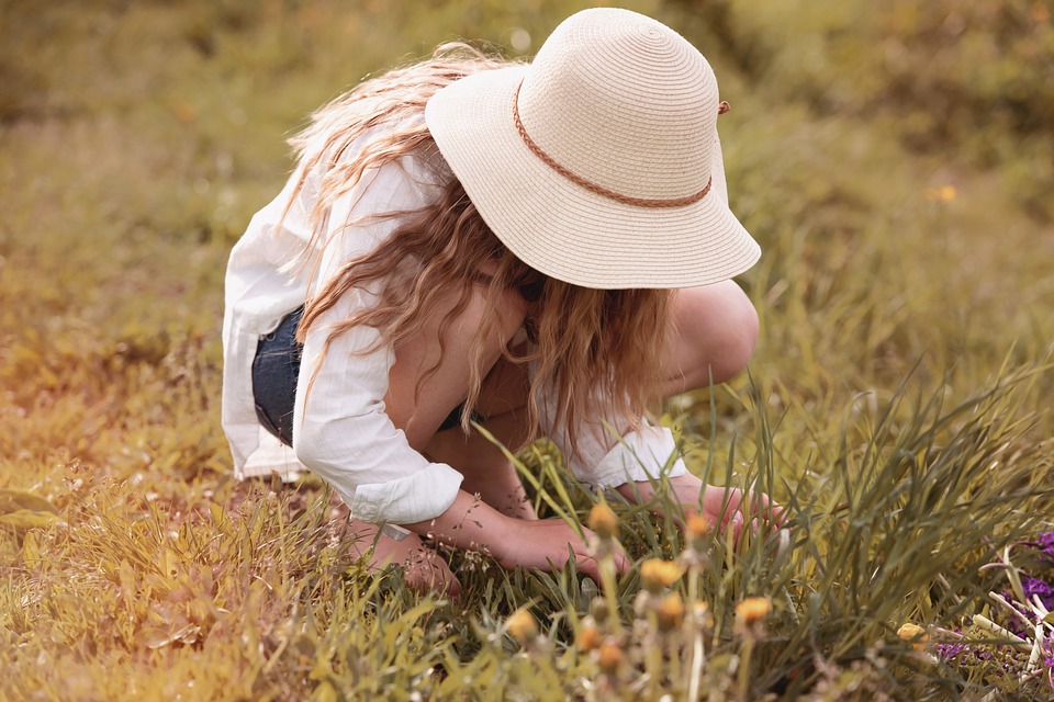 girl in hat